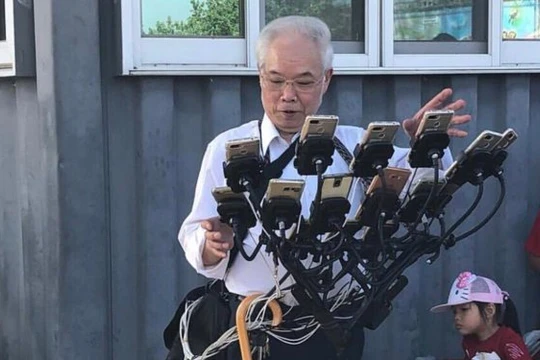Ông Chen chế ra giá đỡ để chơi được cùng lúc nhiều chiếc điện thoại (ảnh: Twitter)