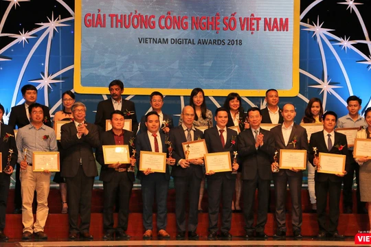 Bộ trưởng Bộ TT&TT Nguyễn Mạnh Hùng và Chủ tịch Liên hiệp các hội Khoa học và Kỹ thuật Việt Nam - GS.VS.TSKH Đặng Vũ Minh trao giải cho các ứng dụng công nghệ số xuất sắc