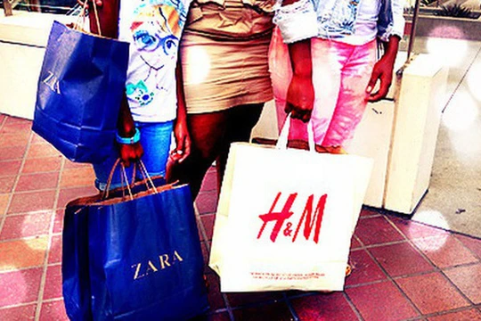 Gương thông minh giúp phụ nữ mua sắm dễ dàng hơn