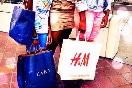 Gương thông minh giúp phụ nữ mua sắm dễ dàng hơn