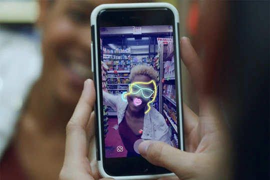 Ứng dụng camera trên Facebook với tính năng thêm lớp hình họa vào khuôn mặt (ảnh Phone Arena) 