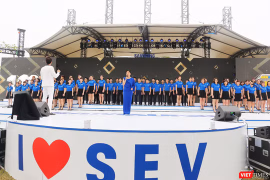 Ca sỹ Mỹ Linh cùng các nhân viên Samsung tại buổi lễ kỷ niệm 10 năm Samsung phát triển tại Việt Nam