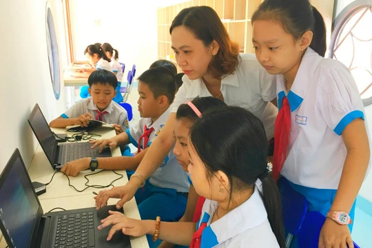 Nhà trường và gia đình cần phối hợp để bảo vệ trẻ em khỏi những hiểm họa khi truy cập Internet