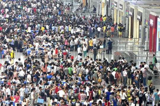 Hàng triệu người Trung Quốc bị cấm di chuyển bằng máy bay và tàu cao tốc sau khi bị đưa vào danh sách đen (ảnh: SCMP)