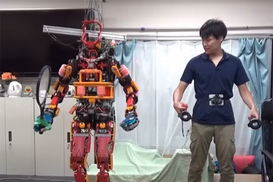 Điều khiển robot thông qua thiết bị HTC Vive (ảnh: The Verge)