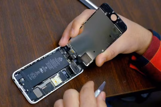 Bạn có thể thay pin iPhone chính hãng với giá 29 USD (ảnh: Bangkok Post)