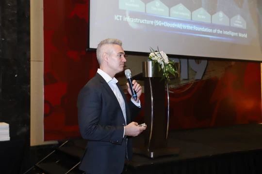 ông Michael MacDonald, Giám đốc Kỹ thuật số (Chief Digital Officer) của Huawei khu vực Đông Nam châu Á chia sẻ về hoạt động kinh doanh của Huawei