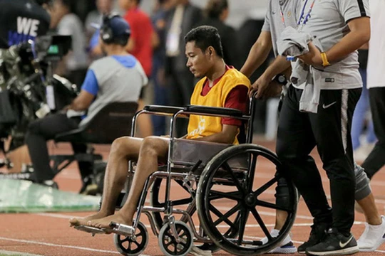 Evan Dimas bị chấn thương và sau trận đấu phải ngồi xe lăn (ảnh: bongdaplus)