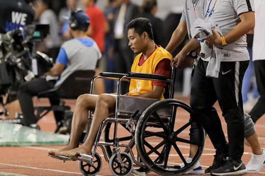 Evan Dimas bị chấn thương và sau trận đấu phải ngồi xe lăn (ảnh: bongdaplus)