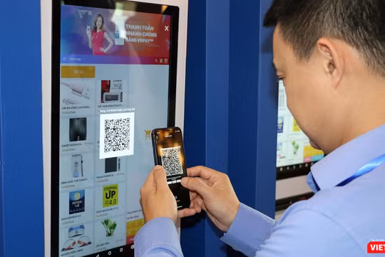 Người dân đã quen dần với các hình thức thanh toán không dùng tiền mặt (ảnh: ĐK)