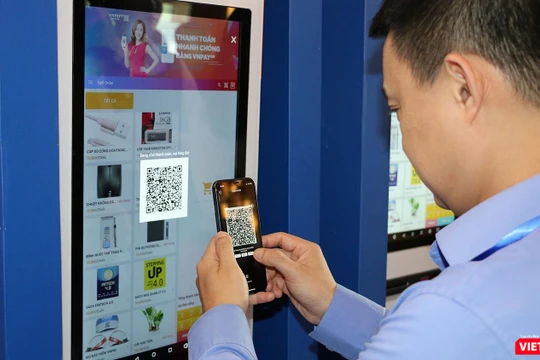 Người dân đã quen dần với các hình thức thanh toán không dùng tiền mặt (ảnh: ĐK)