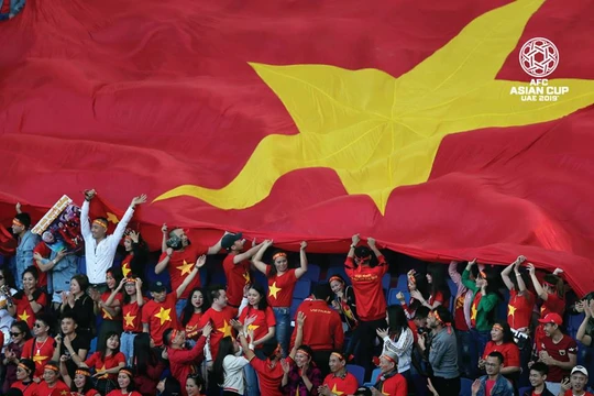 Cổ động viên Việt Nam ngất ngây với chiến tích lọt vào vòng 1/8 Asian Cup của đội tuyển Việt Nam (ảnh: Fox Sport)