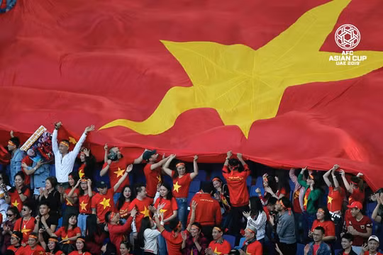 Cổ động viên Việt Nam ngất ngây với chiến tích lọt vào vòng 1/8 Asian Cup của đội tuyển Việt Nam (ảnh: Fox Sport)