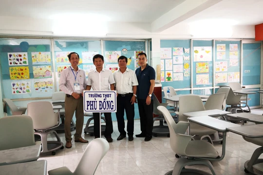 Đại diện Công ty Huawei Việt Nam và Hội Tin học TP. HCM trao tặng bàn ghế cho Trường Tiểu học Phù Đổng, TP. Tuy Hòa, tỉnh Phú Yên.