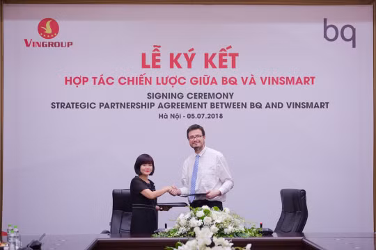 Bà Nguyễn Mai Hoa - Tổng giám đốc VinSmart và ông Alberto Méndez Peydró – Chủ tịch kiêm Tổng giám đốc BQ tại lễ ký kết hợp đồng mua bản quyền sở hữu trí tuệ