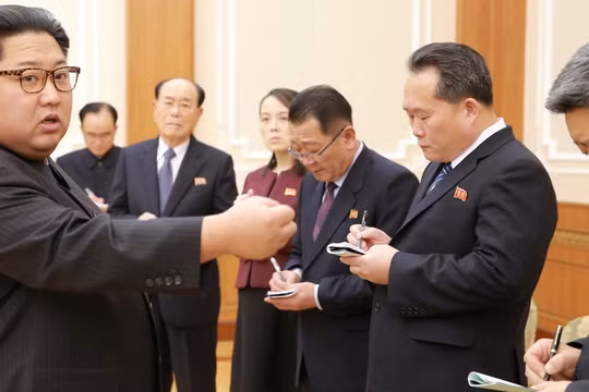 Nhà lãnh đạo Triều Tiên Kim Jong Un gặp gỡ các lãnh đạo cao cấp của nước này ngày 13/2/2018 (ảnh: Reuters)