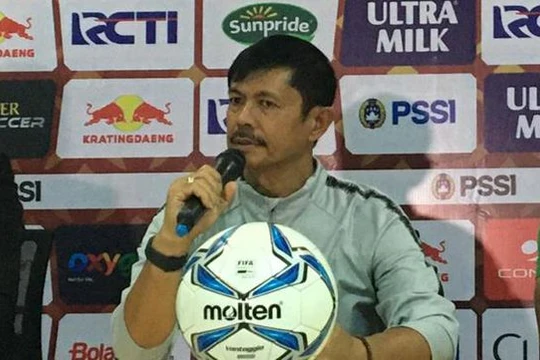 HLV Indra Sjafri trả lời họp báo (ảnh Dân Trí)