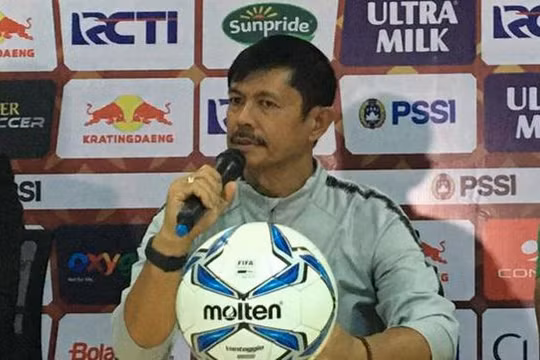 HLV Indra Sjafri trả lời họp báo (ảnh Dân Trí)