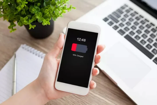 iPhone sẽ chạy nhanh hơn nếu được thay pin (ảnh battery.reviewed.com)