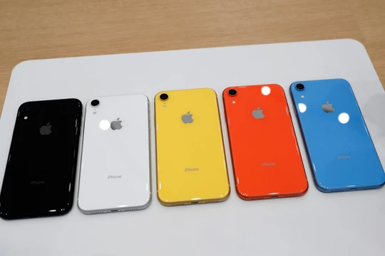 iPhone XR với 5 màu vỏ (ảnh: Reuters)