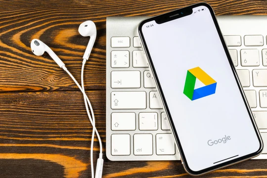 Bạn có thể tìm đến các dịch vụ đám mây như Google Drive, Dropbox để lưu trữ các file (ảnh: Business Insider)