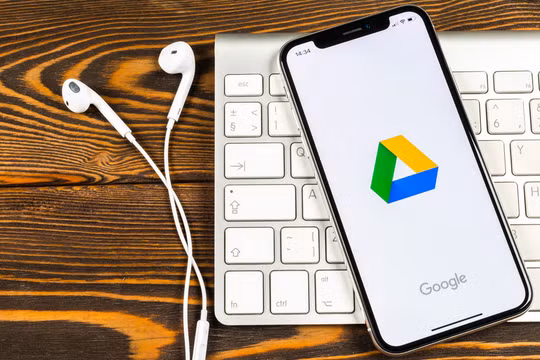 Bạn có thể tìm đến các dịch vụ đám mây như Google Drive, Dropbox để lưu trữ các file (ảnh: Business Insider)