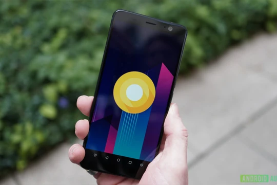 HTC U11+ (ảnh: Android Authority)