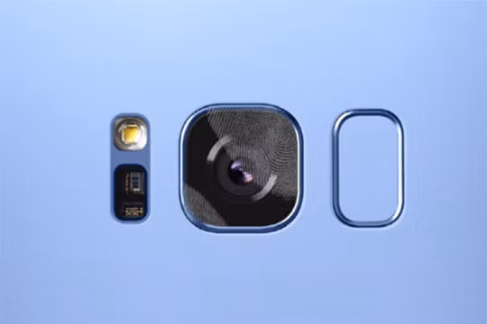 camera Galaxy S8 rất dễ dính dấu vân tay 
