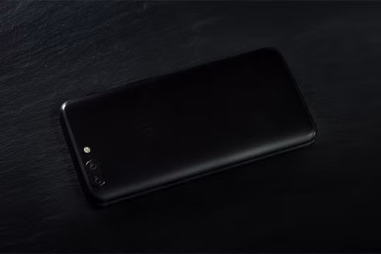 Chiếc OnePlus 5 xếp chồng lên OnePlus 5T (ảnh: Phone Arena)