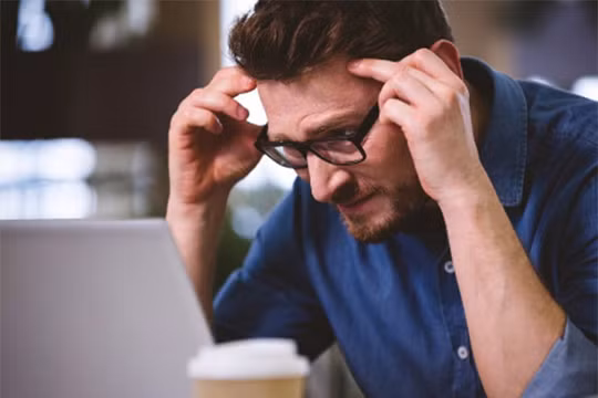 bạn cần cho mắt nghỉ ngơi sau nhiều giờ làm việc trước máy tính