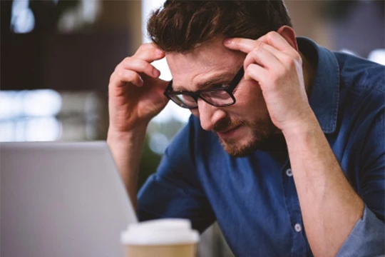 bạn cần cho mắt nghỉ ngơi sau nhiều giờ làm việc trước máy tính