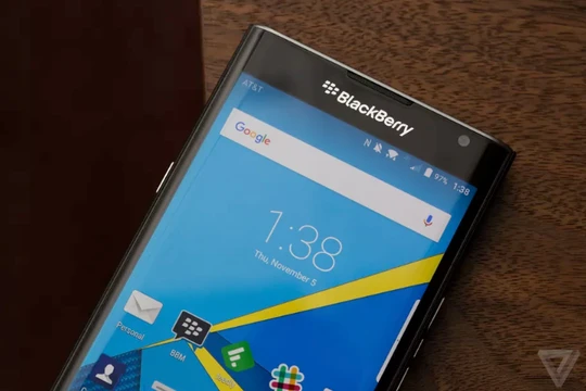 BlackBerry là hãng điện thoại của Canada. Điện thoại BlackBerry nổi tiếng với thiết kế bàn phím vật lý và độ bảo mật cao (ảnh; The Verge)