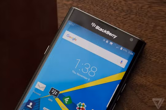 BlackBerry là hãng điện thoại của Canada. Điện thoại BlackBerry nổi tiếng với thiết kế bàn phím vật lý và độ bảo mật cao (ảnh; The Verge)