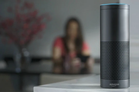 Loa thông minh Echo của Amazon tích hợp trợ lý ảo Alexa để thực hiện mệnh lệnh của người dùng (ảnh: Komando)