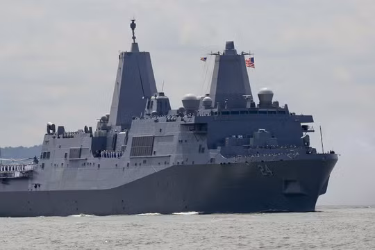 Tàu vận tải đổ bộ USS Arlington tham dự Tuần lễ Hạm đội tổ chức vào ngày 23/5/2018 (ảnh: AP) 