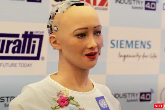 Robot Sophia trả lời phỏng vấn báo chí Việt Nam