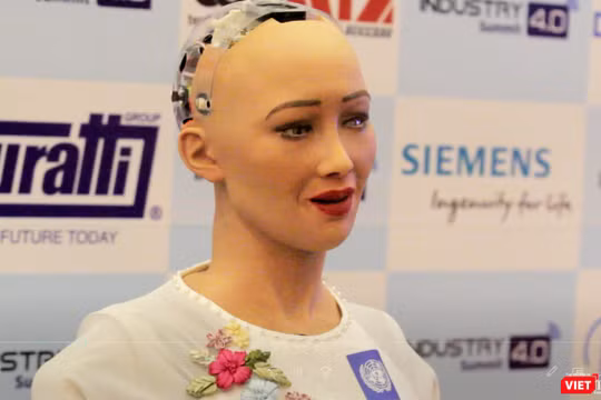Robot Sophia trả lời phỏng vấn báo chí Việt Nam