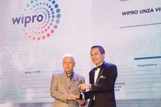 Tổng giám đốc Wipro Unza Việt Nam, ông Phạm Hải Văn nhận giải thưởng từ ông William Ng, Tổng biên tập của Tạp chí HR ASIA