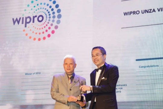 Tổng giám đốc Wipro Unza Việt Nam, ông Phạm Hải Văn nhận giải thưởng từ ông William Ng, Tổng biên tập của Tạp chí HR ASIA