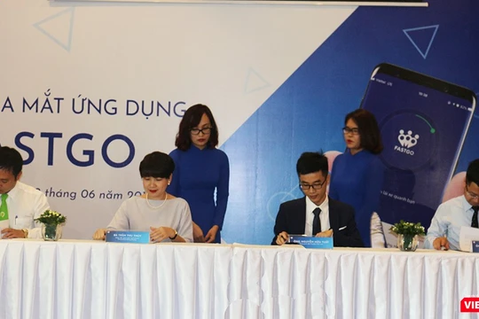 Ông Nguyễn Hữu Tuất, Tổng Giám đốc FastGo (thứ hai từ trái sang) ký thỏa thuận hợp tác với các đối tác PIT, MasterCard và Open99