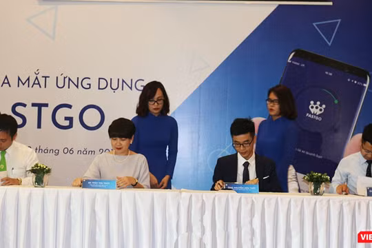 Ông Nguyễn Hữu Tuất, Tổng Giám đốc FastGo (thứ hai từ trái sang) ký thỏa thuận hợp tác với các đối tác PIT, MasterCard và Open99