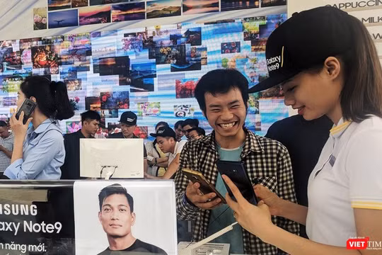 Khách hàng mua Note 9 tại FPT Shop sẽ được tặng ngay smart TV 32 inch của Samsung