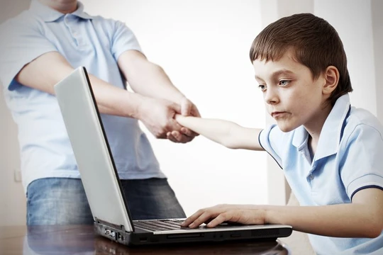 Trẻ em là đối tượng rất dễ bị nghienj công nghệ (ảnh Inhabitat)