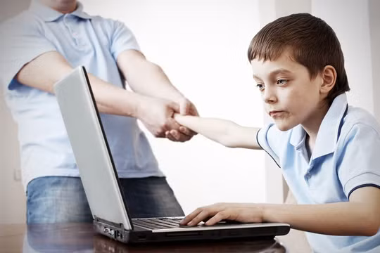 Trẻ em là đối tượng rất dễ bị nghienj công nghệ (ảnh Inhabitat)