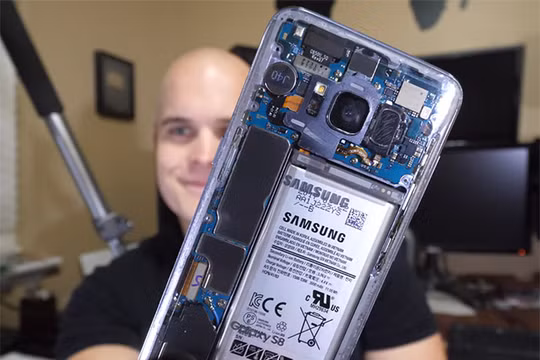 Chiếc Galaxy S8 sau khi được "độ" nắp lưng trong suốt