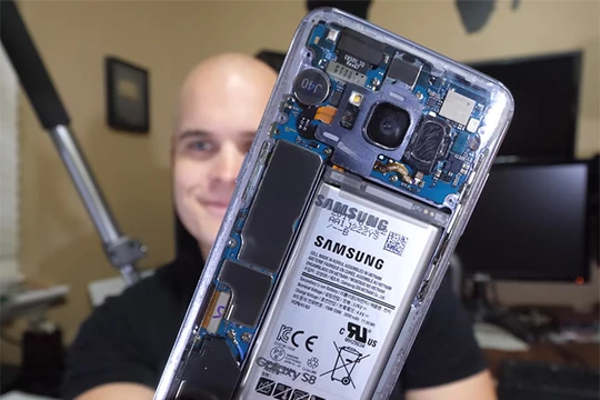 Chiếc Galaxy S8 sau khi được "độ" nắp lưng trong suốt