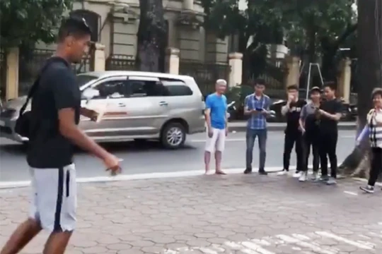 Chris Smalling và vợ đang có chuyến du lịch Việt Nam