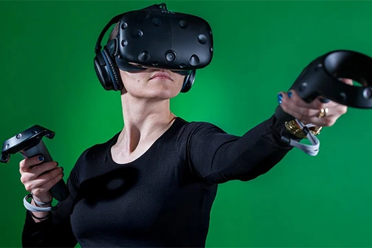 Thiết bị HTC Vive hiện đang được bán ở Việt Nam với giá khoảng 40 triệu đồng (ảnh: YouTube)