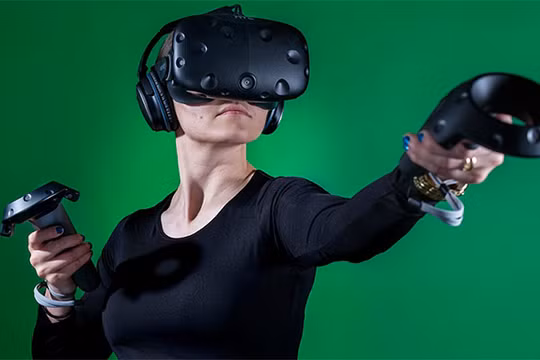 Thiết bị HTC Vive hiện đang được bán ở Việt Nam với giá khoảng 40 triệu đồng (ảnh: YouTube)