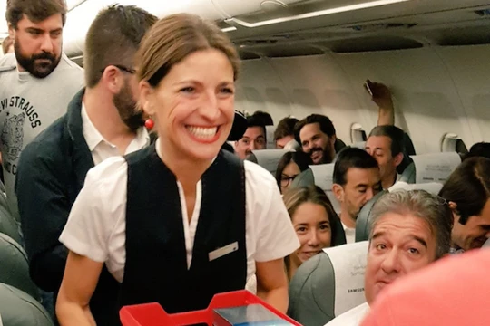 Các hành khách rất bất ngờ khi nhìn thấy tiếp viên bê khay đựng Note 8 (ảnh: Iberia Airlines)